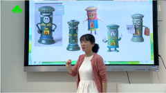 正全神贯注地对着平板电脑输入一句句“奇异的 